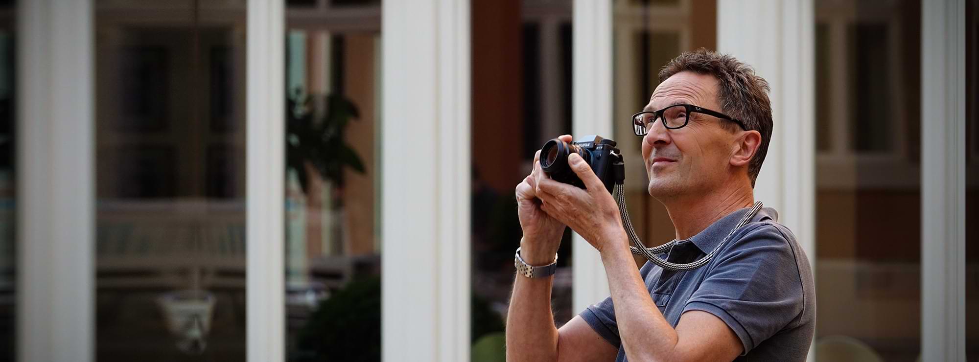 Andreas Dirksen mit der Fotokamera in den Händen, bereit zu fotografieren Andreas Dirksen mit der Fotokamera in den Händen, bereit zu fotografieren
