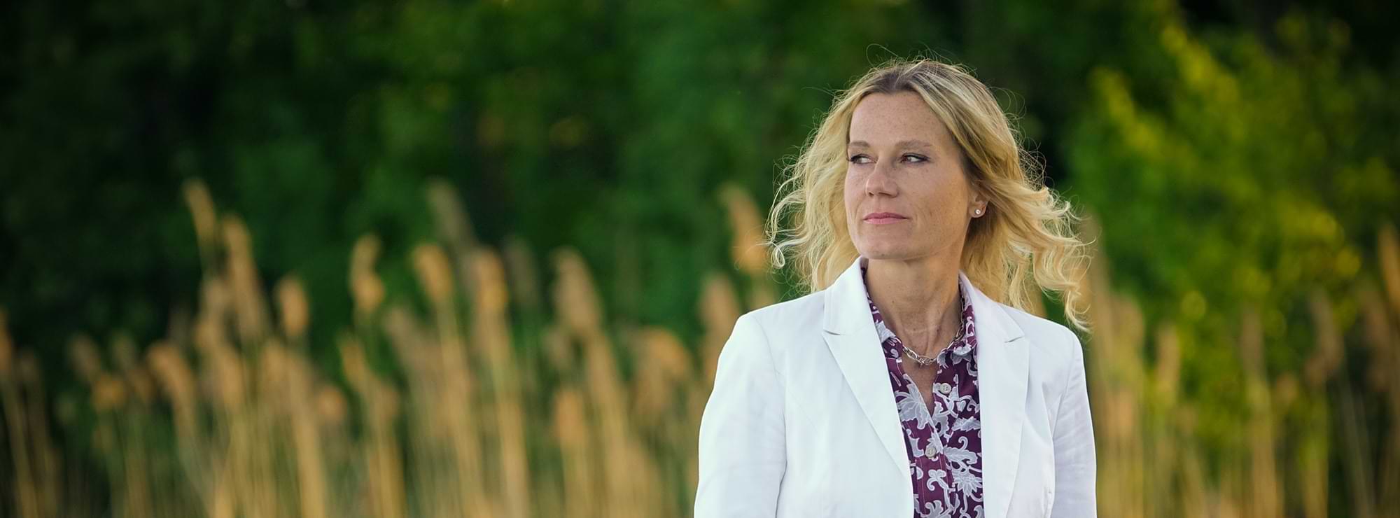 Sabrina Scherbarth läuft am Ufer eines Sees entlang, im Hintergrund Schilf Sabrina Scherbarth läuft am Ufer eines Sees entlang, im Hintergrund Schilf