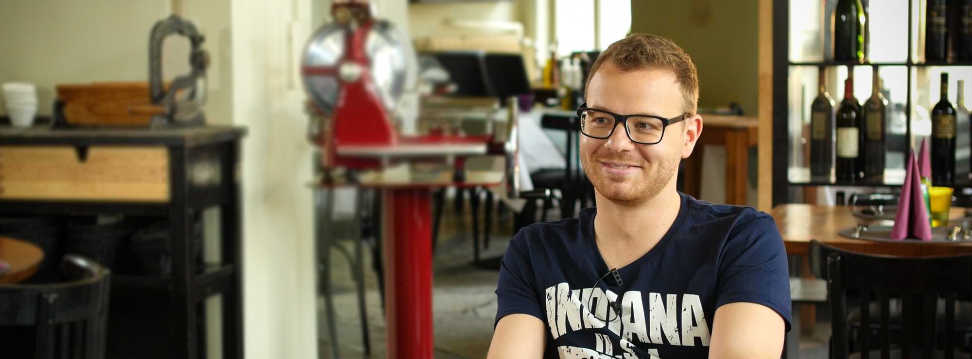 Thomas Götz sitzt in einem Restaurant Thomas Götz sitzt in einem Restaurant