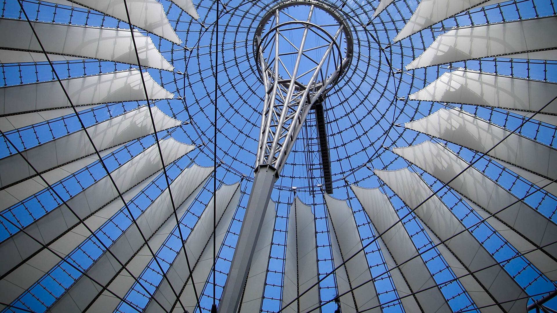 Glasdach des Sony-Center in Berlin von unten betrachtet mit blauem Himmel