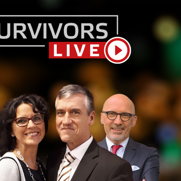 4 Personen vor unscharfem Hintergrund und das Logo "Survivors Live"