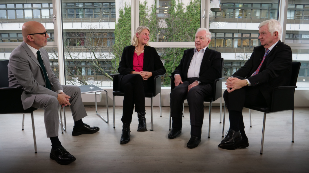 4 Personen sitzen in einer Gesprächsrunde