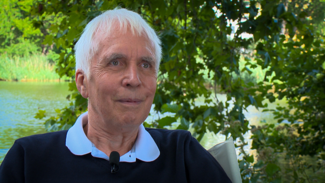 Prof. Beuth im Interview in einem Wald