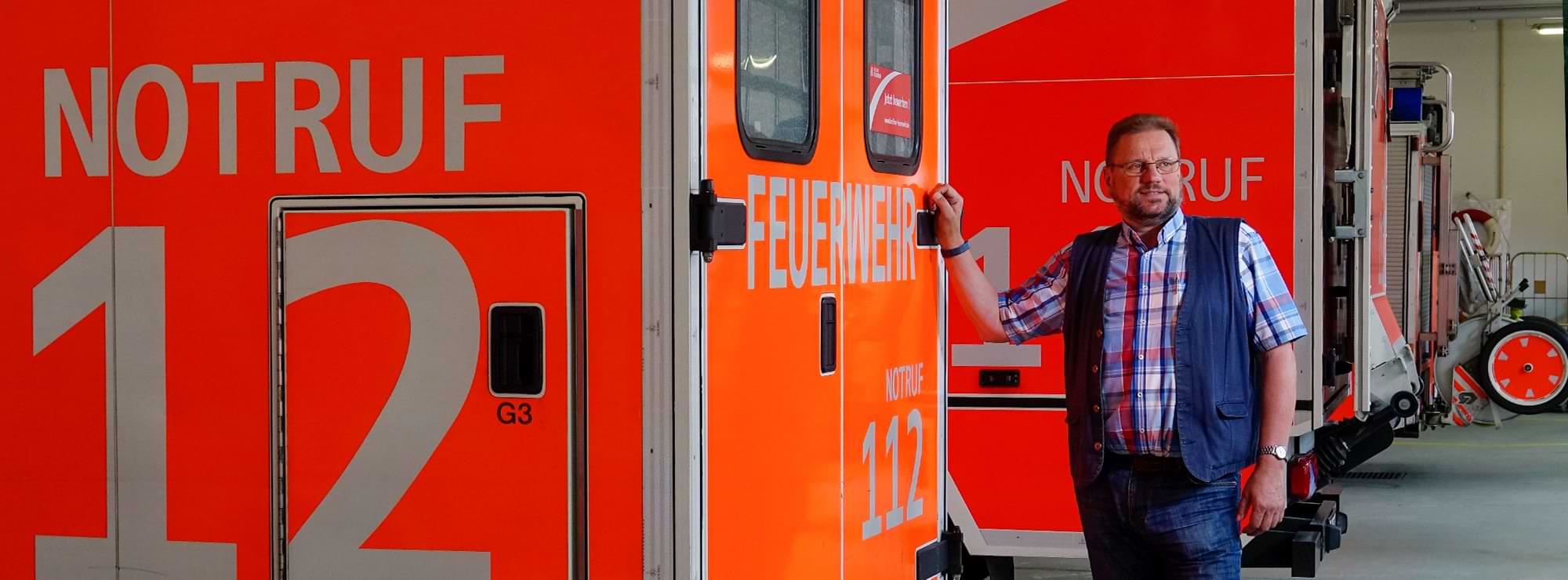 Peter-Klaus Rambow steht an einem Feuerwehrfahrzeug Peter-Klaus Rambow steht an einem Feuerwehrfahrzeug