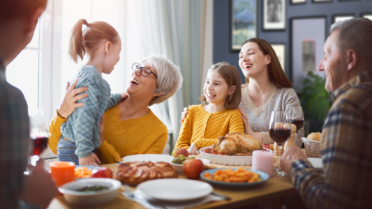 Wiedersehen mit der Familien beim Frühstück