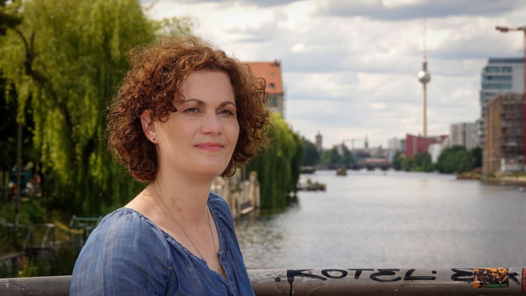 Andrea Küke auf der Oberbaumbrücke in Berlin mit Ausblick auf den Fernsehturm und die Spree
