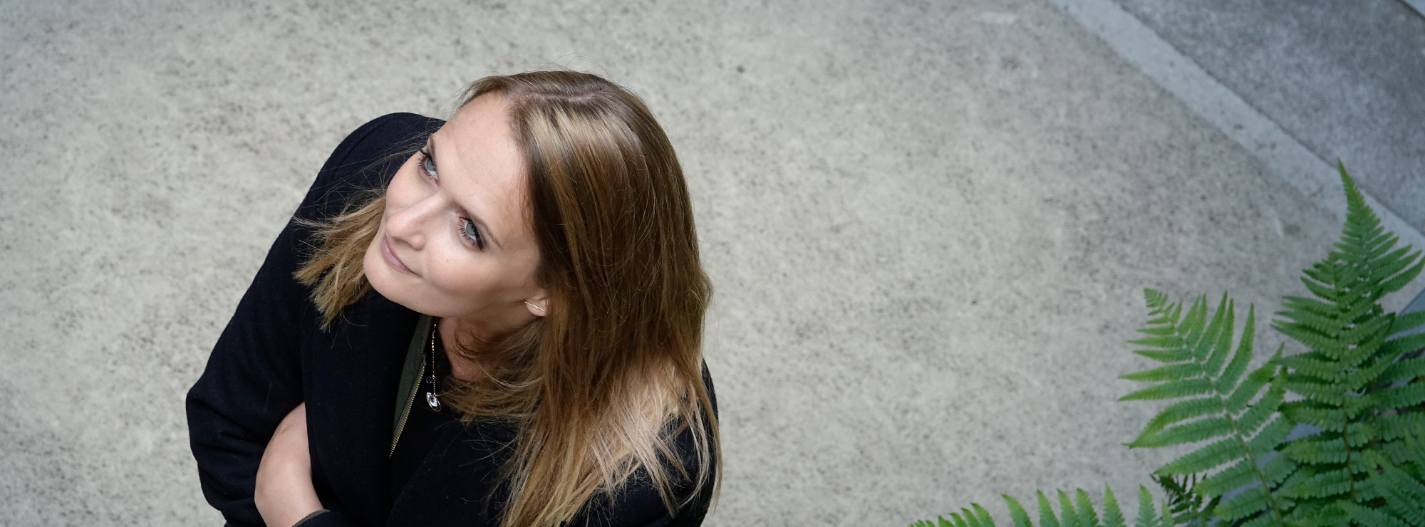 Marieke Steiner von oben fotografiert, blickt dem Himmel entgegen und verschränkt die Arme Marieke Steiner von oben fotografiert, blickt dem Himmel entgegen und verschränkt die Arme