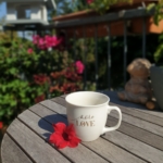 Kaffeetasse im Garten auf dem Tisch mit der Aufschrift "LoveW"
