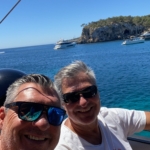Roth-Zwillinge in Urlaub auf einem Boot in einer Lagune
