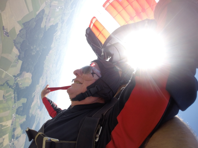Fallschirmspringer im Flug