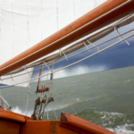 Segelboot auf stürmischer See