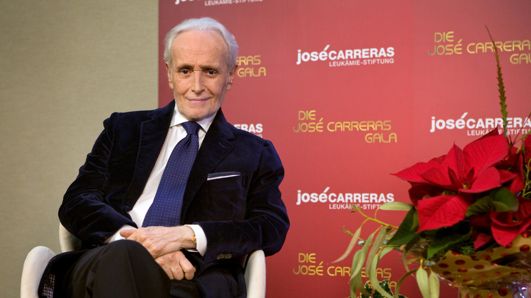 José Carreras im Sessel anlässlich seiner Gala