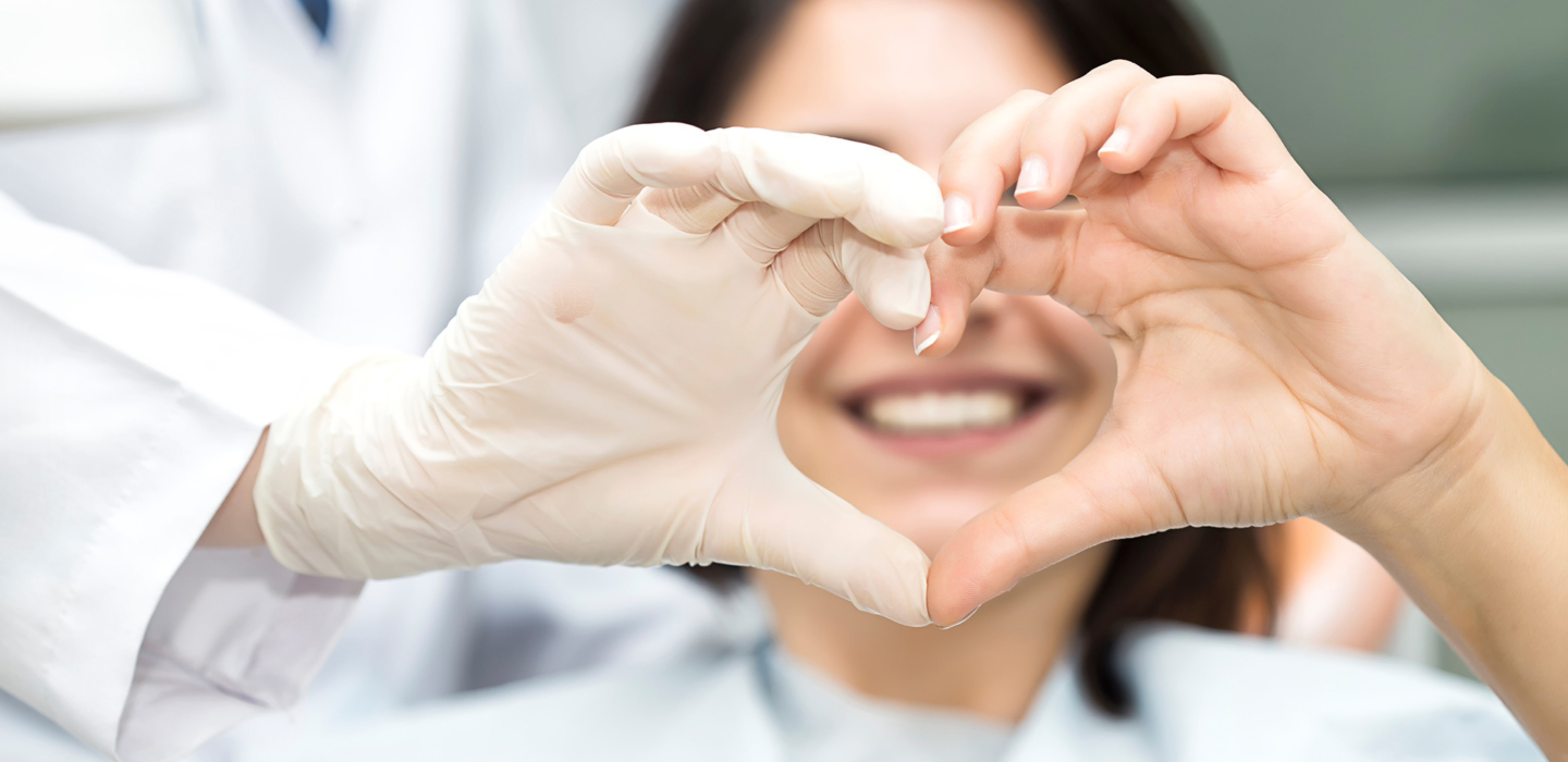 Spender und Arzt formen zusammen mit je einer Hand eine Herzform mit den Fingern