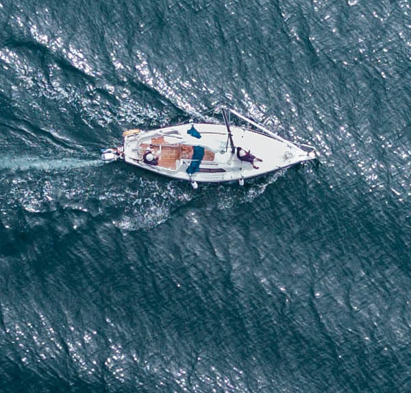 Segelboot senkrecht von oben fotografiert, auf dem Meer mit leichten Wellen