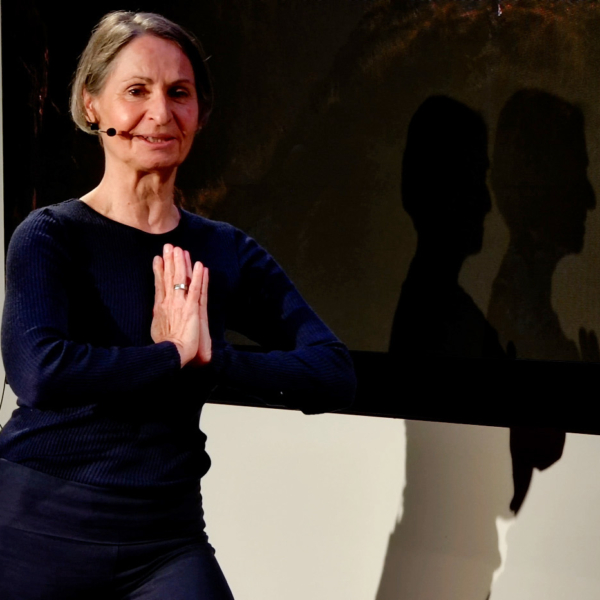 Sabine Schneider zeigt Yoga für den Rücken