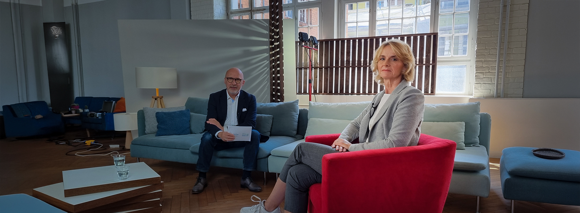 Tatjana Zimmermann bei Dreharbeiten im Roter Sessel sitzend